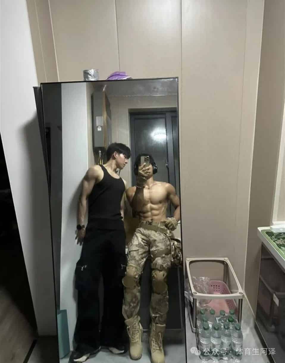 图片[2]-体育生室友互吃？谁是1真的分不清.....-小蓝短视频