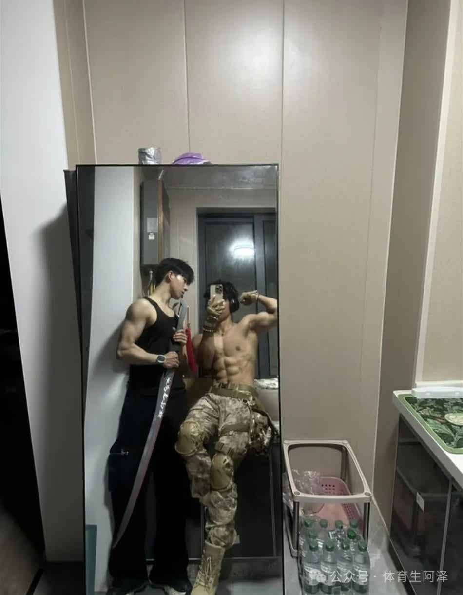 图片[3]-体育生室友互吃？谁是1真的分不清.....-小蓝短视频