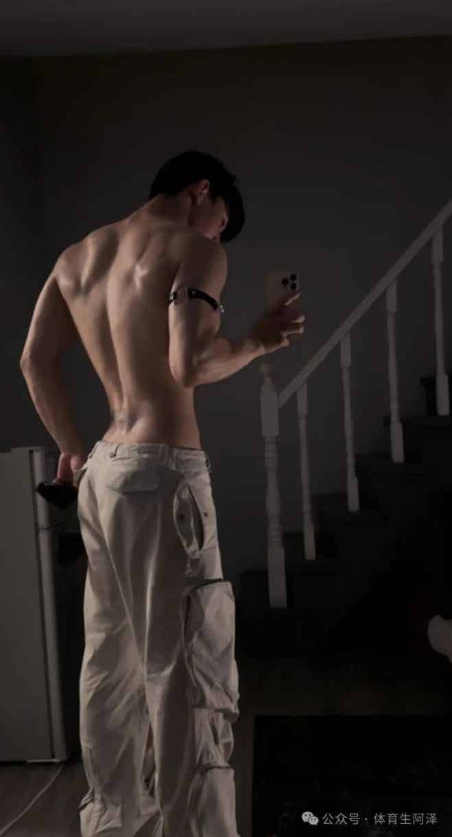 体育生室友互吃？谁是1真的分不清.....-小蓝短视频