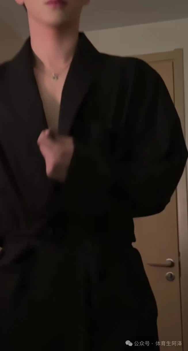 图片[5]-某直男网红被大姐爆料塌房，现又为流量直男装基-小蓝短视频