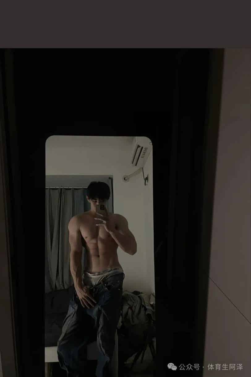 图片[1]-CK内裤新晋顶流男模，裤子从来没拉上过......-小蓝短视频