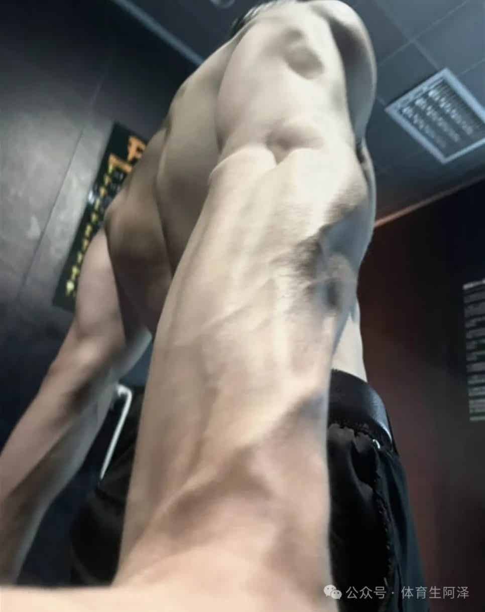 CK内裤新晋顶流男模，裤子从来没拉上过......-小蓝短视频