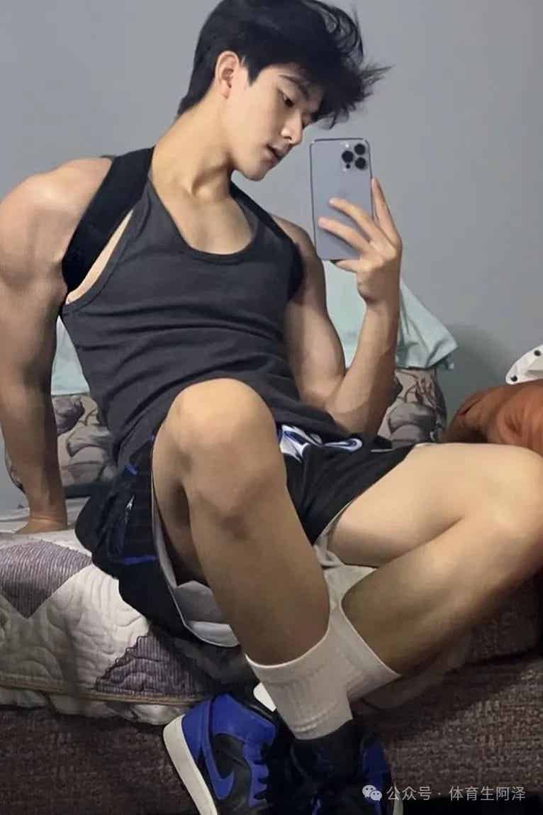 图片[1]-黑皮猛1体育生，一天到晚使不完的牛劲，学弟直呼.....-小蓝短视频