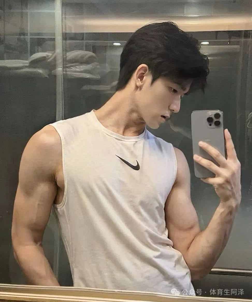 图片[2]-黑皮猛1体育生，一天到晚使不完的牛劲，学弟直呼.....-小蓝短视频