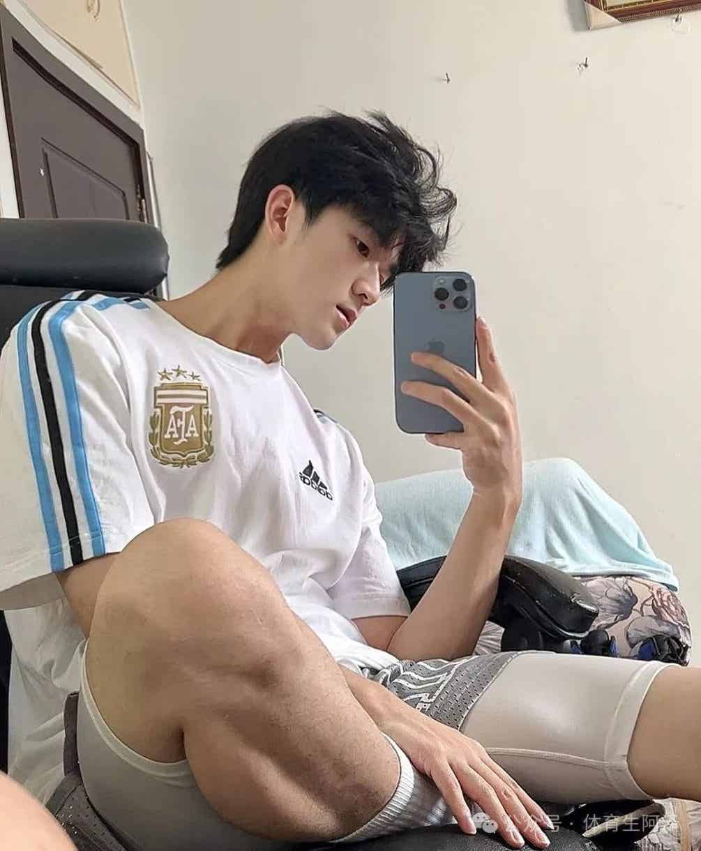 图片[3]-黑皮猛1体育生，一天到晚使不完的牛劲，学弟直呼.....-小蓝短视频