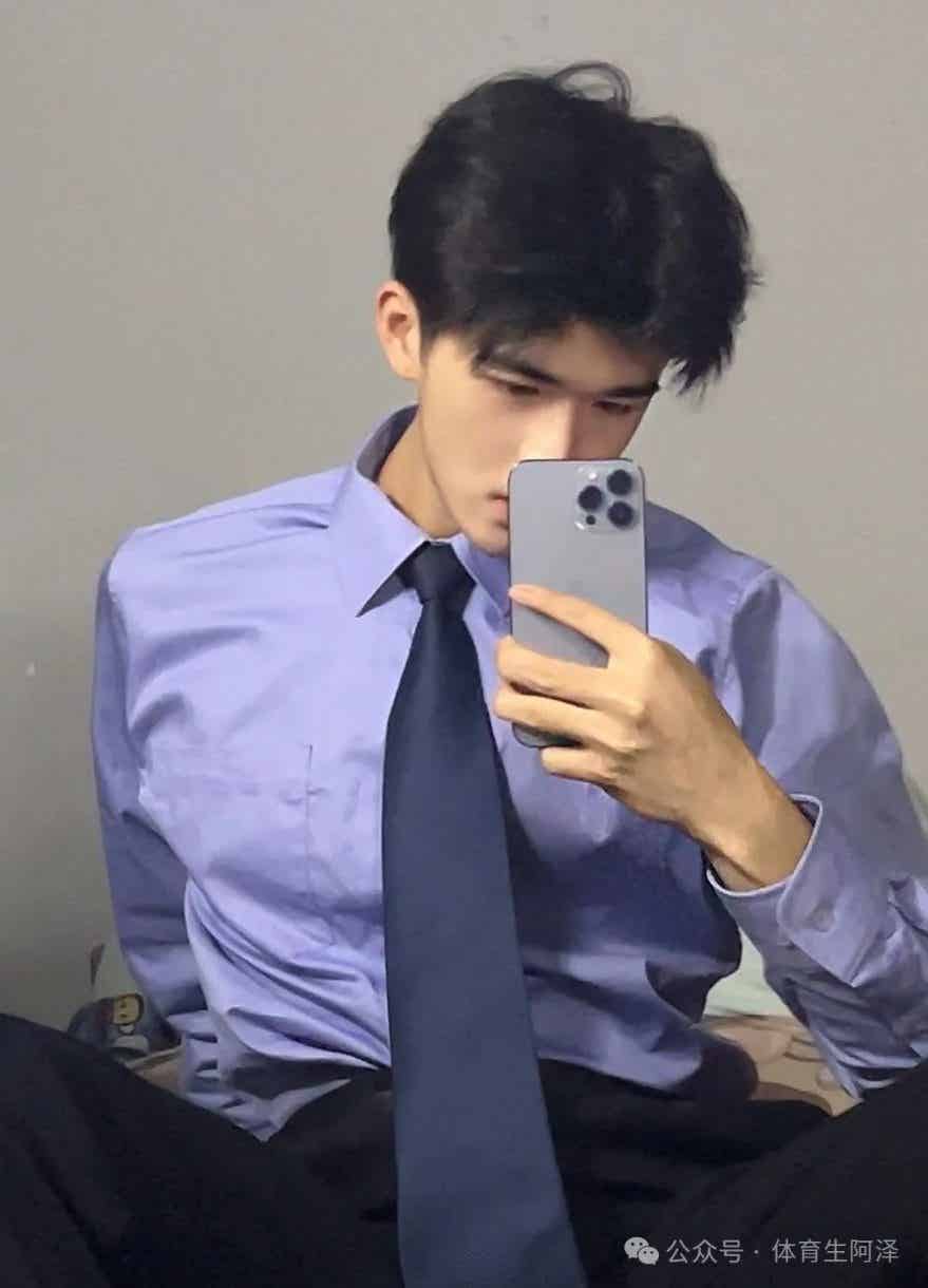 图片[4]-黑皮猛1体育生，一天到晚使不完的牛劲，学弟直呼.....-小蓝短视频