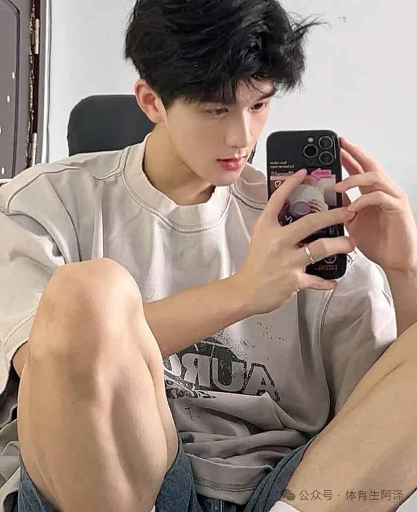 图片[5]-黑皮猛1体育生，一天到晚使不完的牛劲，学弟直呼.....-小蓝短视频