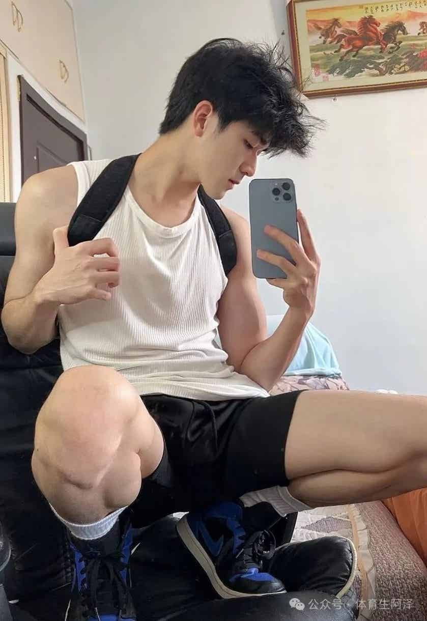 黑皮猛1体育生，一天到晚使不完的牛劲，学弟直呼.....-小蓝短视频