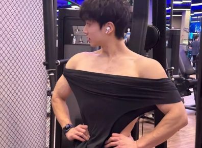 宽肩翘臀的腹肌小狼狗，健身房男的眼睛都看直了.....