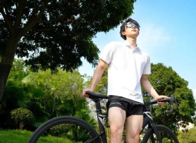 百万网红被女记者采访，腹肌，宽肩大帅哥，少年感十足......