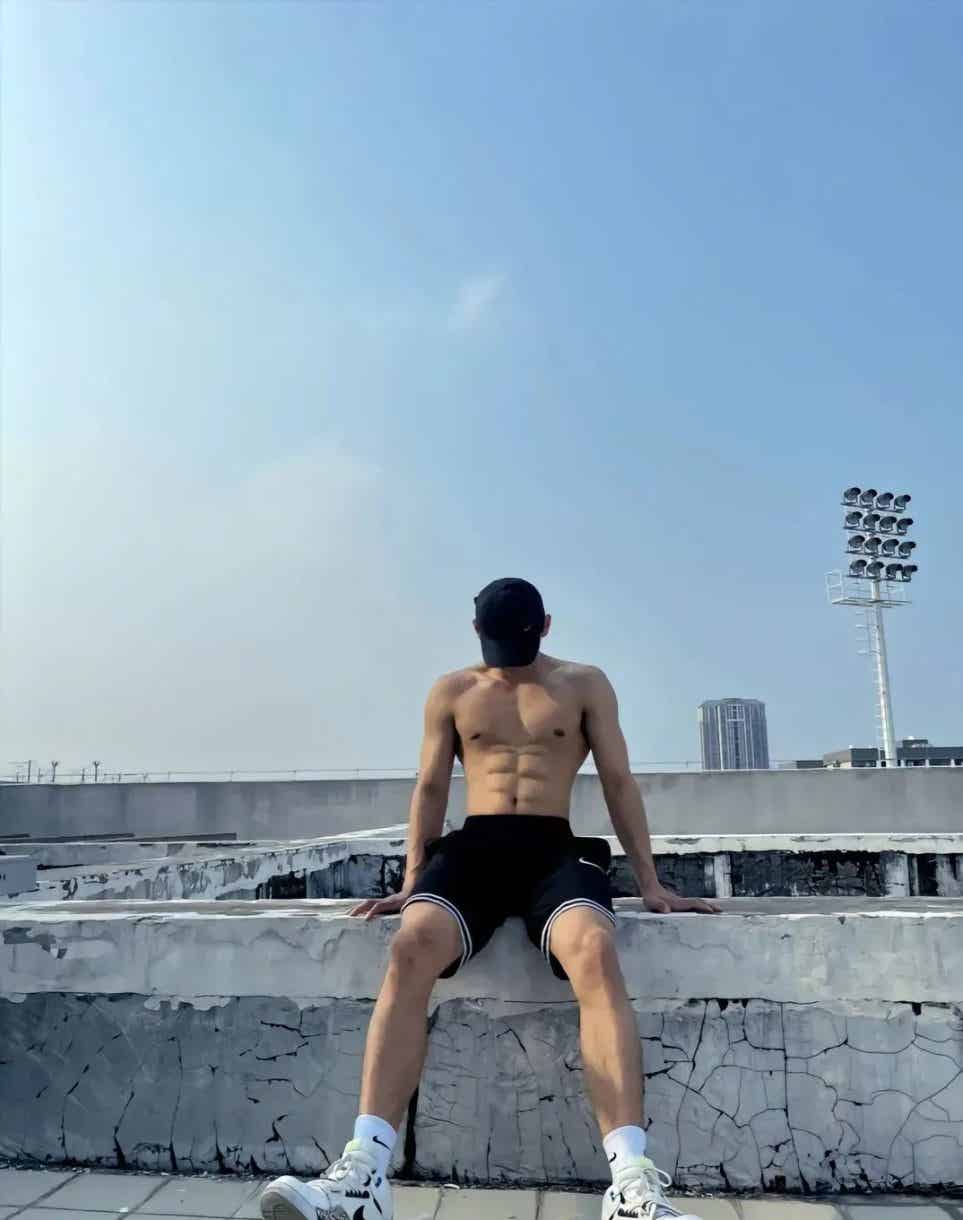 奶帅奶帅的八块白皮腹肌体育生！-小蓝短视频