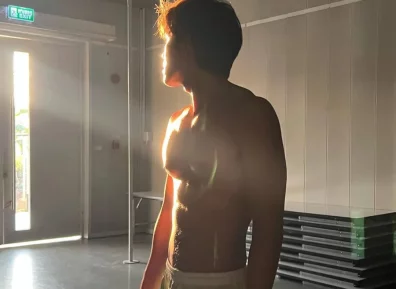 男明星撸铁都这么搞笑吗?腹毛好长好吸睛~