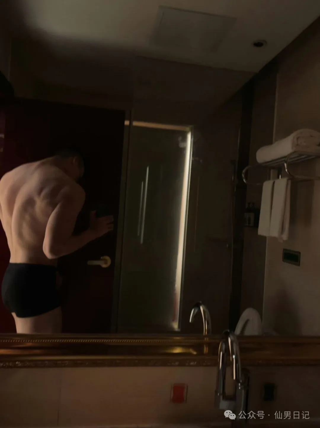 图片[11]-186cm体育生酒店照片曝光，大包意外抢镜！-小蓝短视频