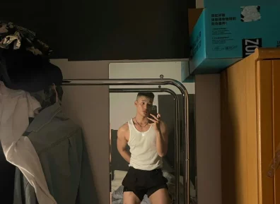 186cm体育生酒店照片曝光，大包意外抢镜！