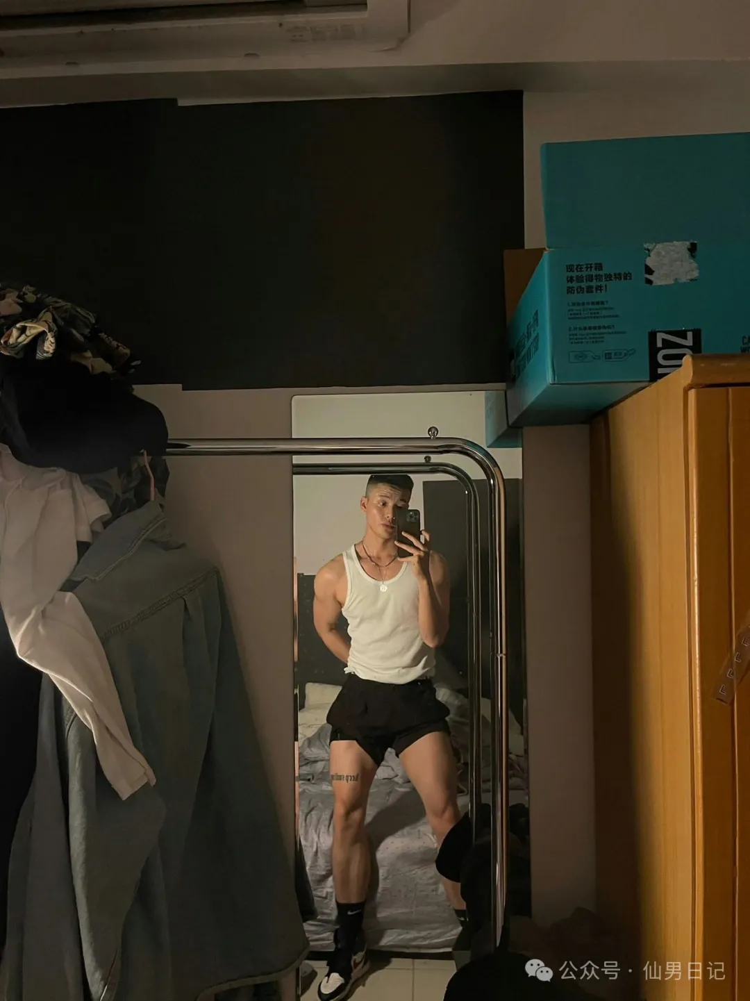 186cm体育生酒店照片曝光,大包意外抢镜!-小蓝短视频