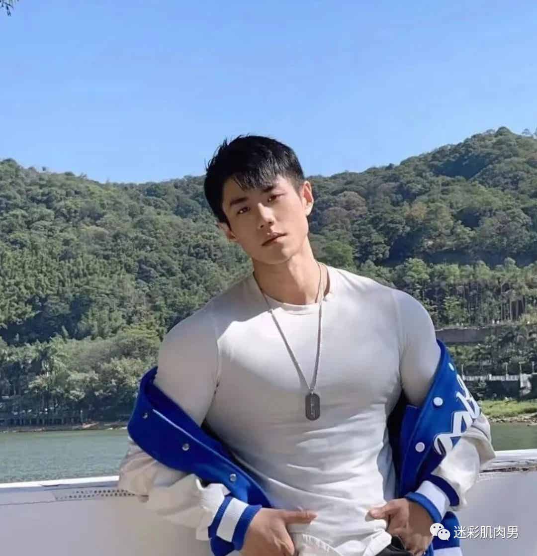 图片[2]-夏天遇到这样的撸铁肌肉小哥哥，可以吗-小蓝短视频