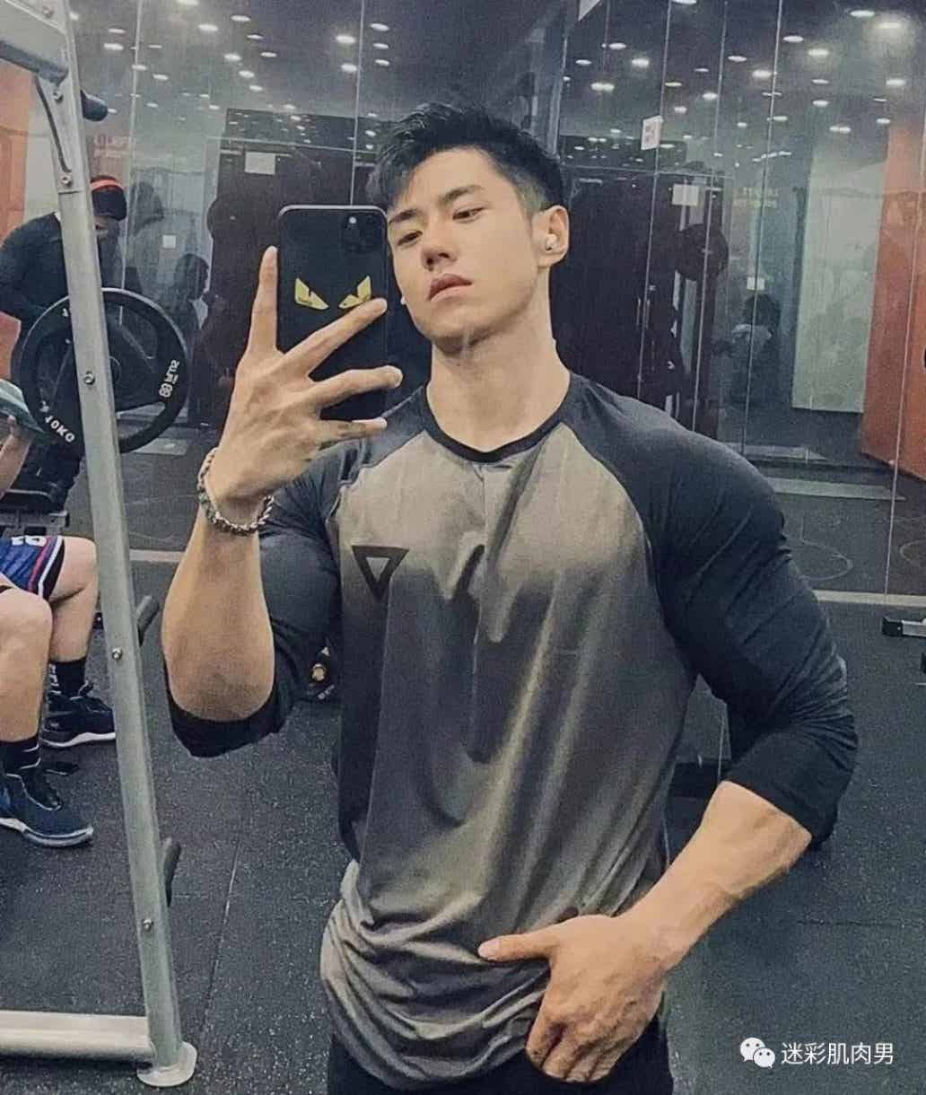 图片[4]-夏天遇到这样的撸铁肌肉小哥哥，可以吗-小蓝短视频