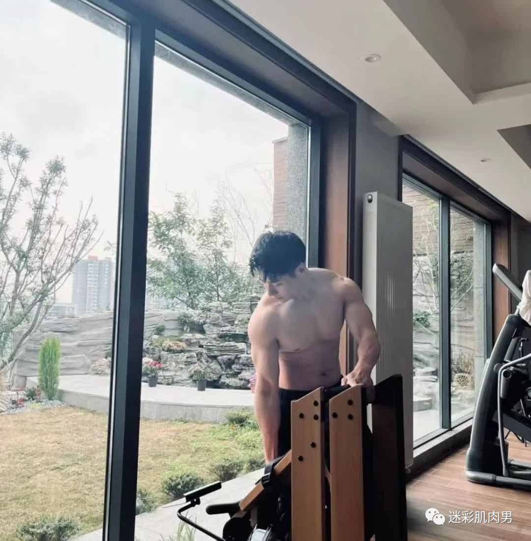 图片[12]-夏天遇到这样的撸铁肌肉小哥哥，可以吗-小蓝短视频