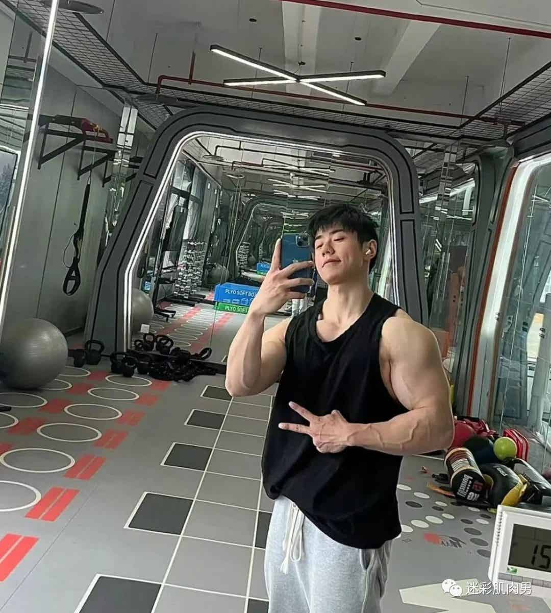 夏天遇到这样的撸铁肌肉小哥哥,可以吗-小蓝短视频