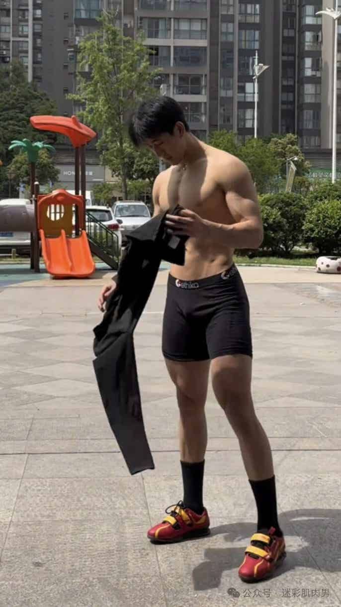 图片[2]-188CM体育生街上穿紧身裤光膀子，长得有点好看！-小蓝短视频