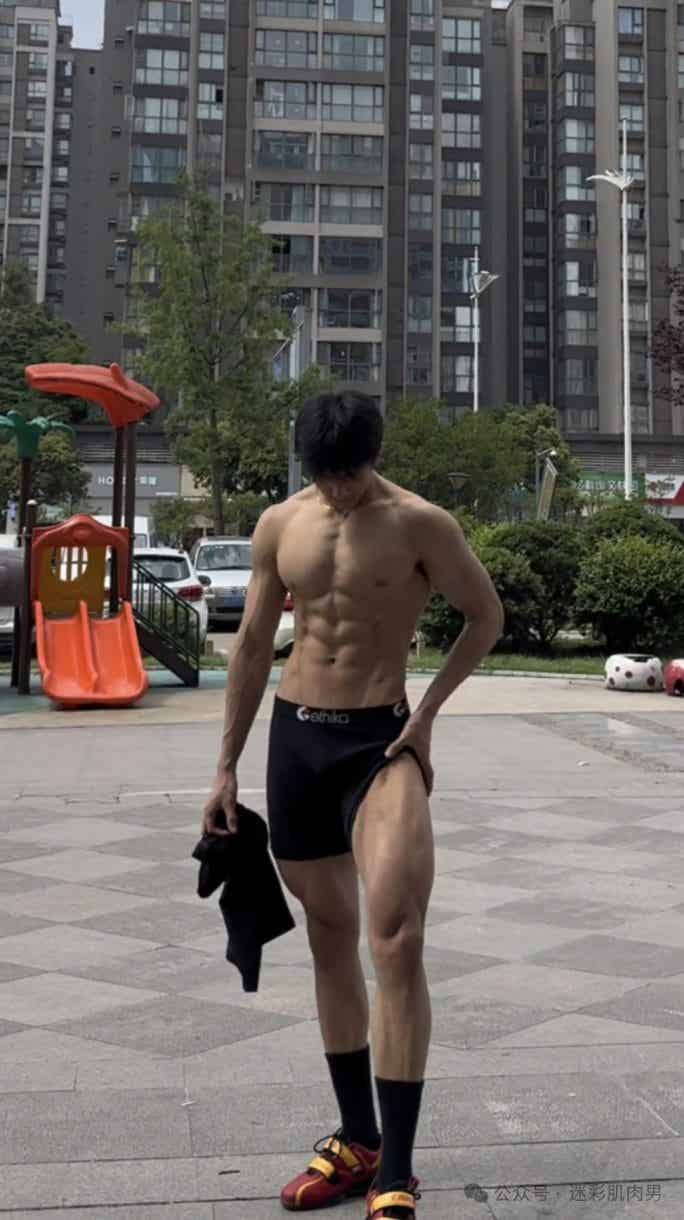 图片[3]-188CM体育生街上穿紧身裤光膀子，长得有点好看！-小蓝短视频