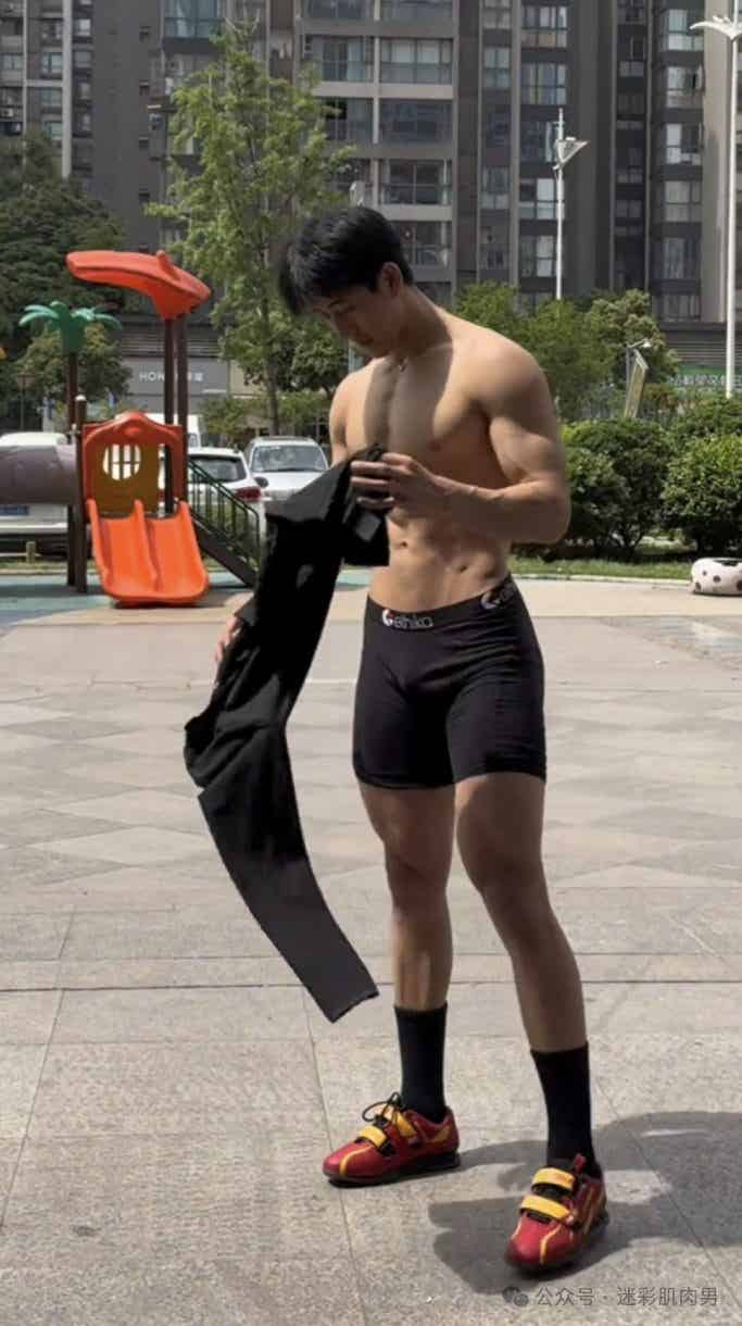 图片[4]-188CM体育生街上穿紧身裤光膀子，长得有点好看！-小蓝短视频