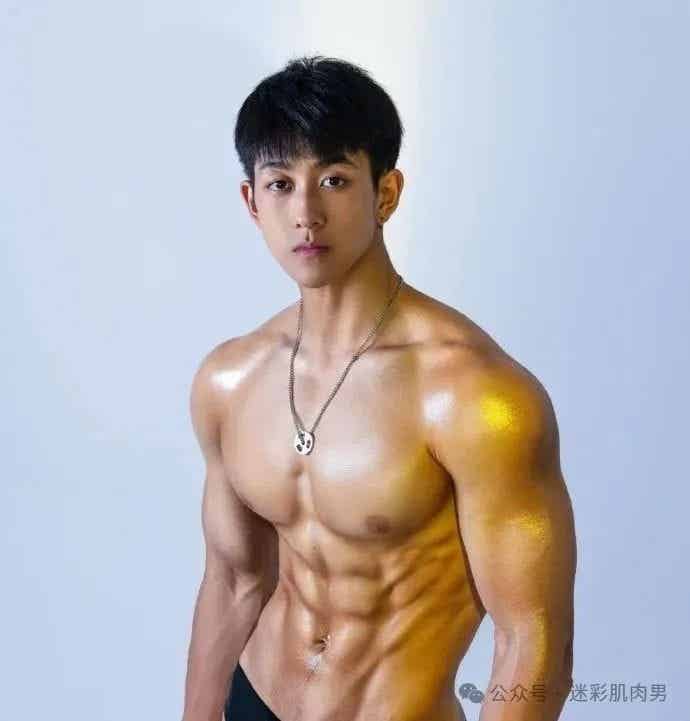 图片[13]-188CM体育生街上穿紧身裤光膀子，长得有点好看！-小蓝短视频