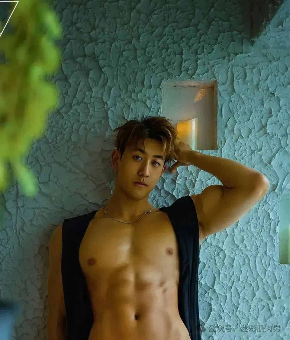 图片[17]-188CM体育生街上穿紧身裤光膀子，长得有点好看！-小蓝短视频
