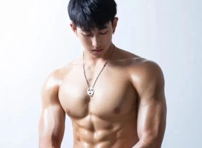 188CM体育生街上穿紧身裤光膀子,长得有点好看!