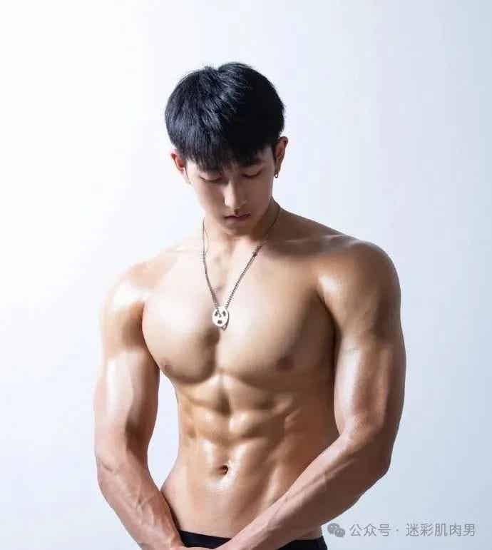 188CM体育生街上穿紧身裤光膀子,长得有点好看!-小蓝短视频