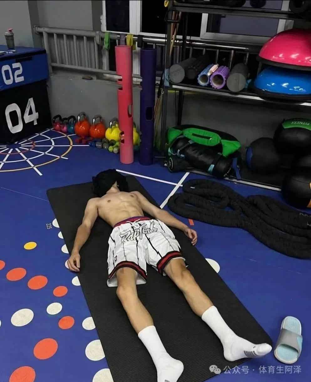 图片[1]-185白袜腹肌体育生，腹肌长腿，爱到流口水......-小蓝短视频