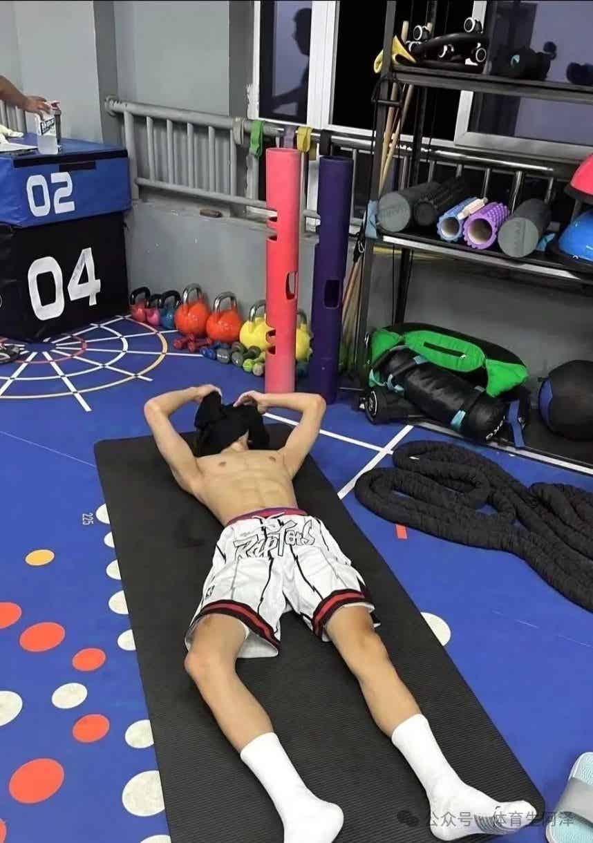 图片[2]-185白袜腹肌体育生，腹肌长腿，爱到流口水......-小蓝短视频