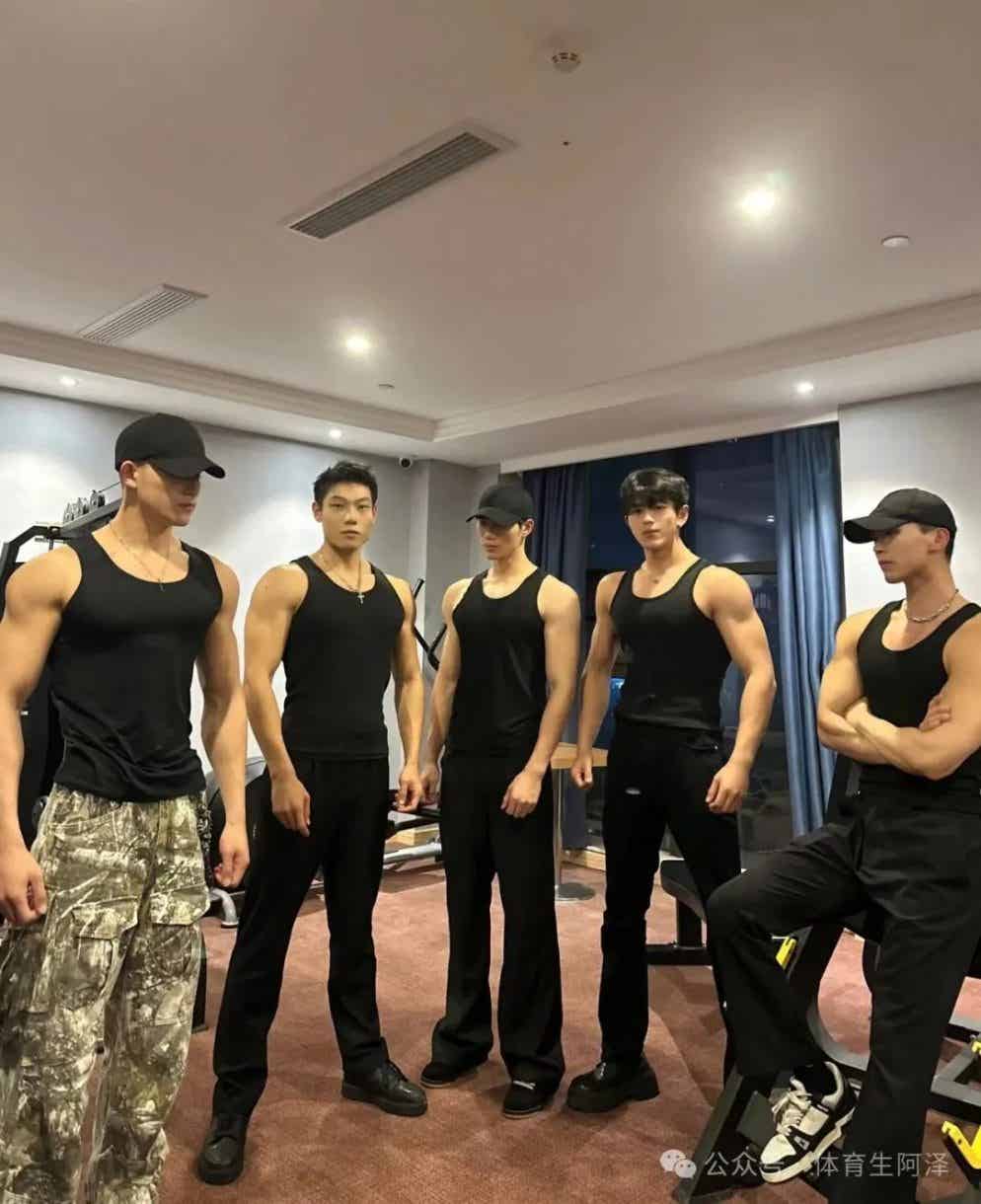 185白袜腹肌体育生,腹肌长腿,爱到流口水......-小蓝短视频