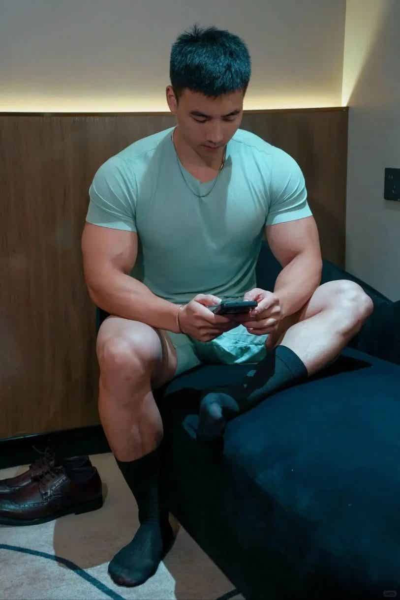 图片[2]-无法拒绝这样的肉壮肌肉男，太爱了！-小蓝短视频