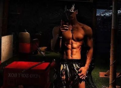 身高两米男大cos大蛇丸，古铜色肌肤，令人着迷......