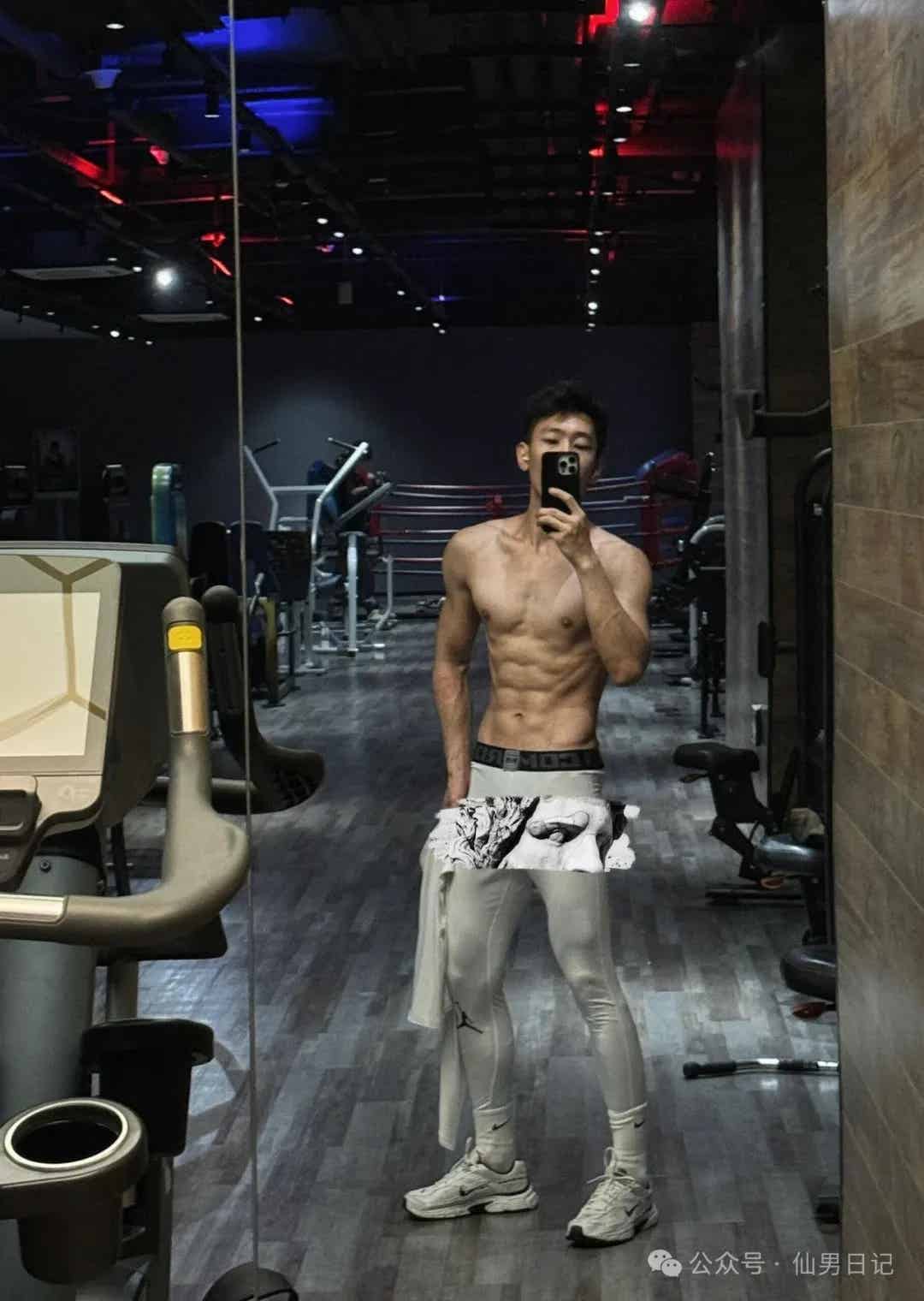 图片[10]-体育生外穿内裤出门！连朋友都问他：拍GV挣多少钱……-小蓝短视频