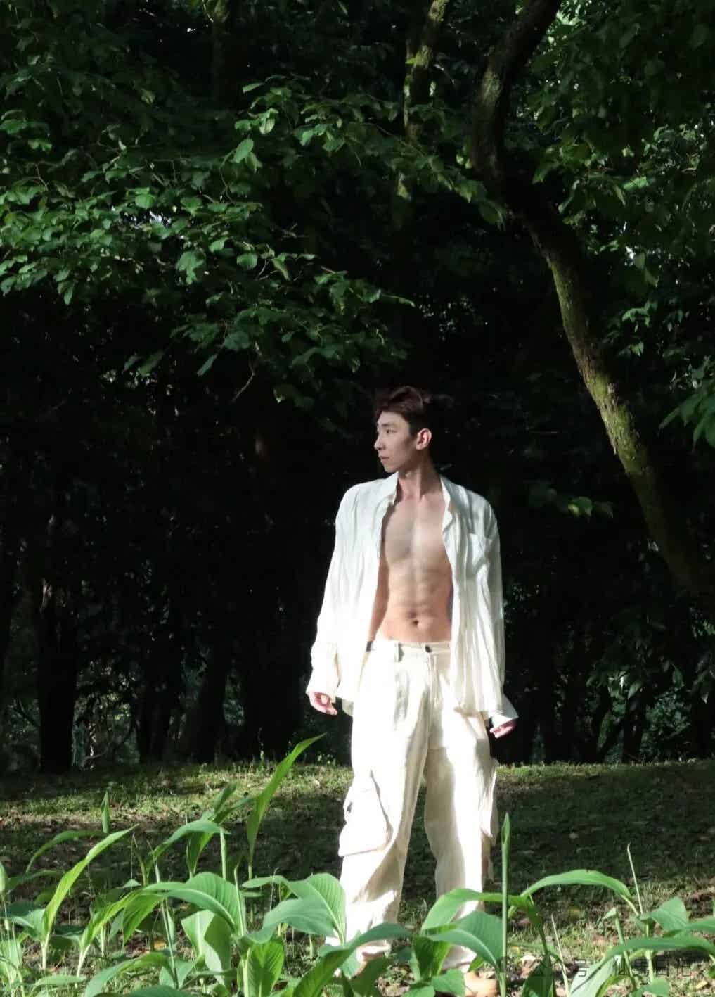 图片[18]-体育生外穿内裤出门！连朋友都问他：拍GV挣多少钱……-小蓝短视频