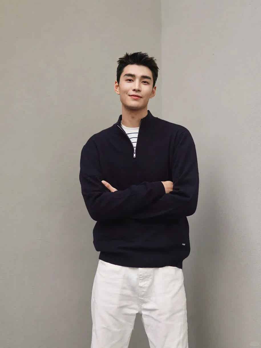 浓眉多面模特!青春阳光 & 性感熟男切换自如 | 网红帅哥-小蓝短视频