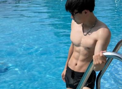 宽肩窄腰的肌肉大弟弟，我一个直男都可以了 ​​​！