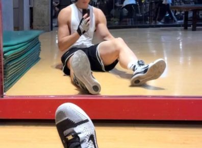 威海篮球校队队长，190肩宽窄腰，星巴克属性满满，学弟直呼受不了......