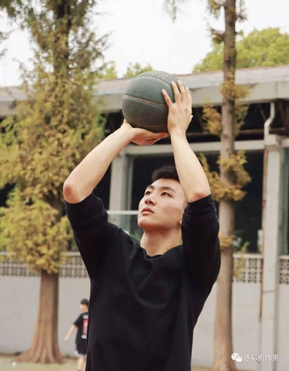 198CM体育小哥哥,这枚零零后的山东男人太可啦-小蓝短视频