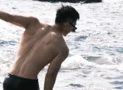 留学生在ins上大包出镜!网友辣评:尺度真不小……