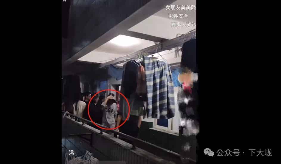 图片[2]-男子潜入大学男生澡堂偷拍200G视频，竟是给女友看？-小蓝短视频