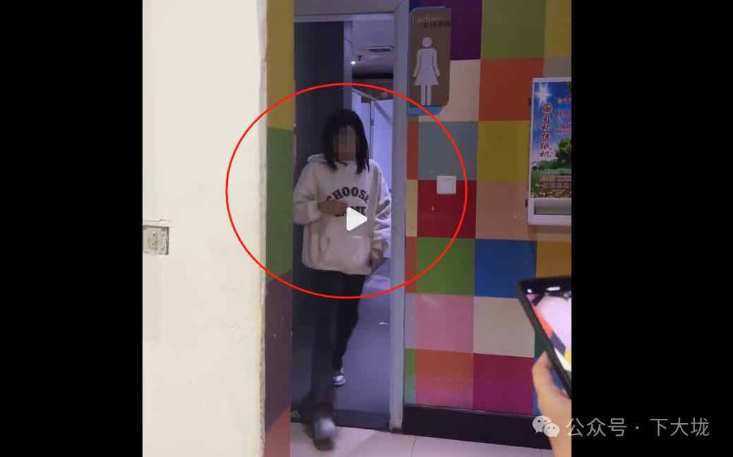 男子潜入大学男生澡堂偷拍200G视频，竟是给女友看？-小蓝短视频