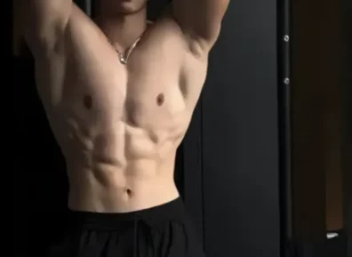 健身房脱衣锻炼的小伙，这种极品帅哥到底是谁