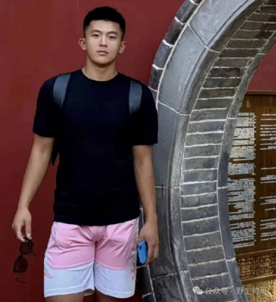 图片[1]-穿粉色短裤的大弟弟体育生被他吸引，谁能拒绝这样！-小蓝短视频