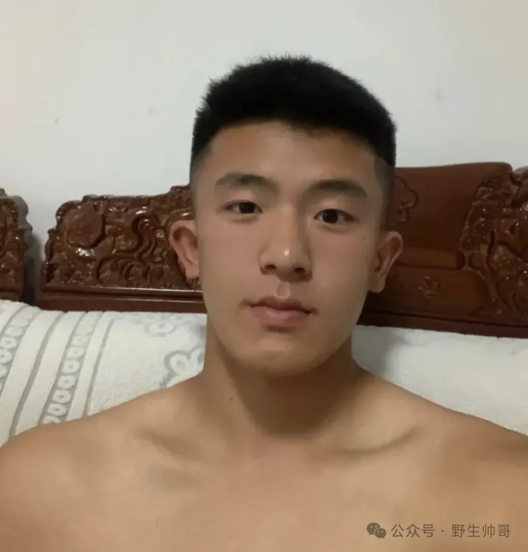 图片[8]-穿粉色短裤的大弟弟体育生被他吸引，谁能拒绝这样！-小蓝短视频