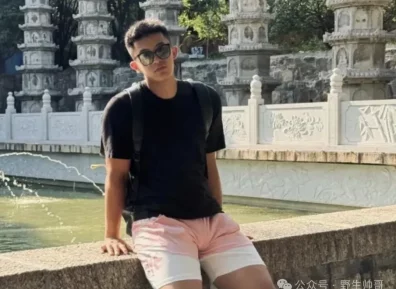 穿粉色短裤的大弟弟体育生被他吸引，谁能拒绝这样！