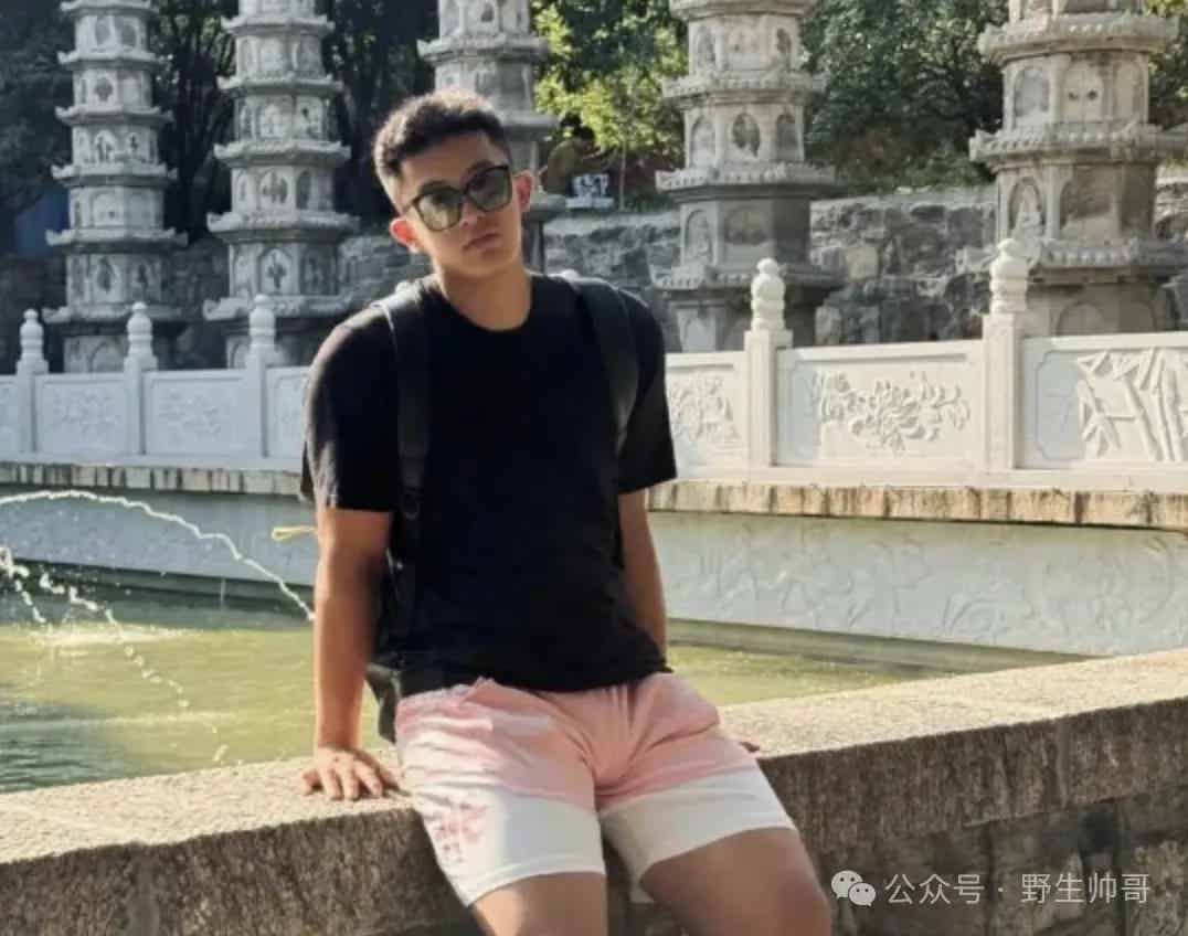 穿粉色短裤的大弟弟体育生被他吸引，谁能拒绝这样！-小蓝短视频