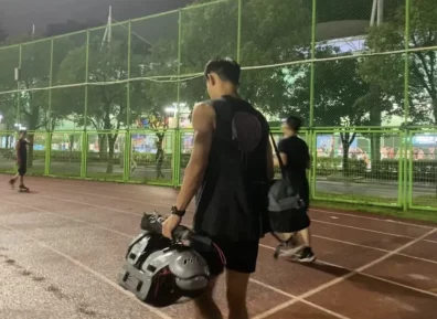 188CM黑皮运动男大汗淋漓样子太爱了,长腿好强呀